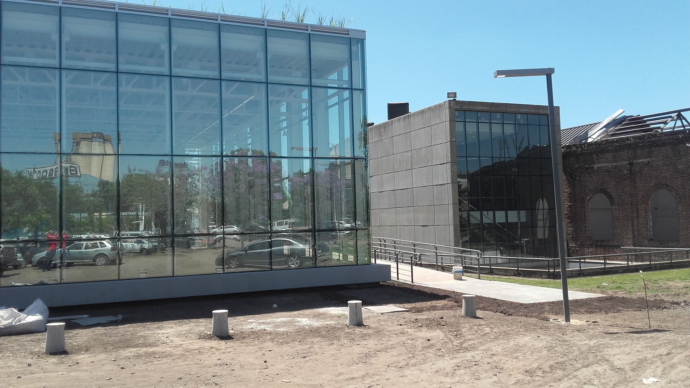 Frente piel de vidrio