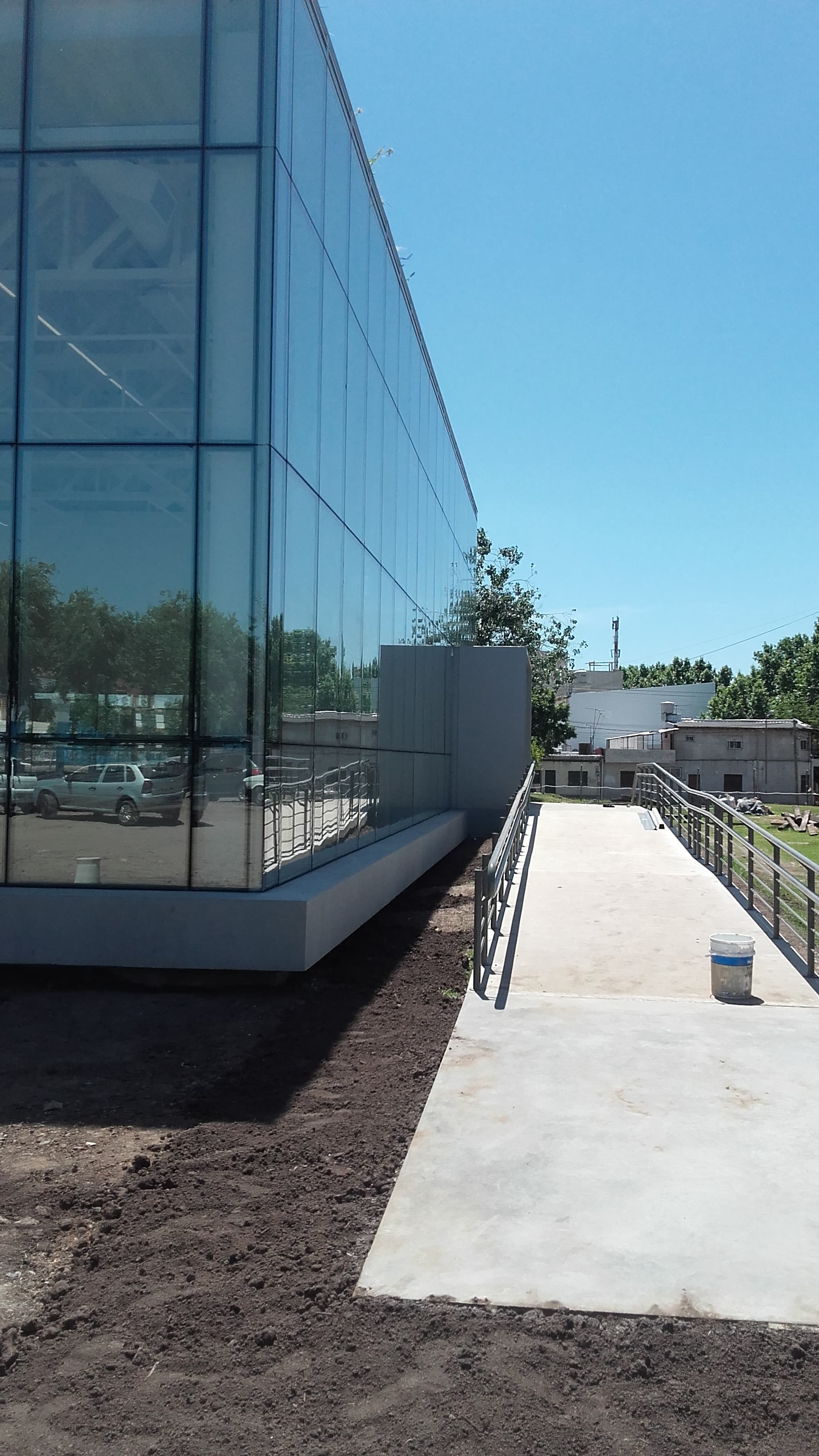 Frente piel de vidrio vista 2