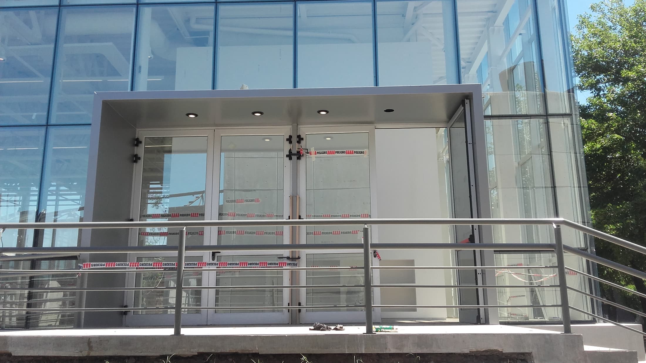 Frente piel de vidrio vista 3