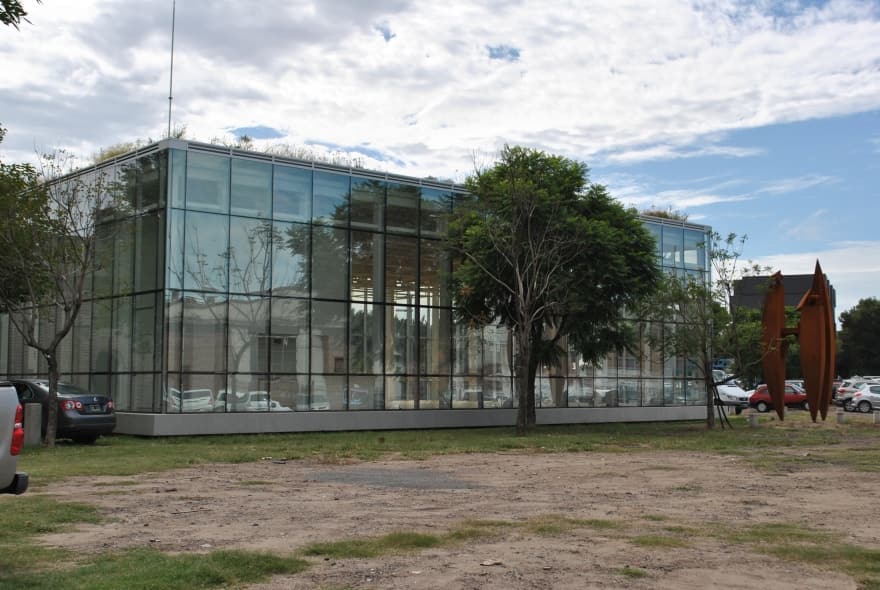 Frente piel de vidrio vista 5